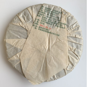 Подкопченный шен пуэр с горы Ban Zhang 357 г 2011 года. Photo 2